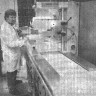 Виеганд Клаус немецкий наладчик  ведет работы на вакуум-упаковочной машине  Дикси – Холодильник Эстрыбпром 23 11 1989